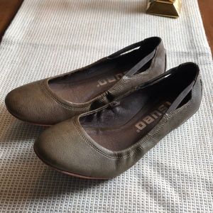 Tsubo olive green leather flats